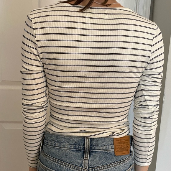 Urban outfitters stopped V-neck - Picture 6 of 8